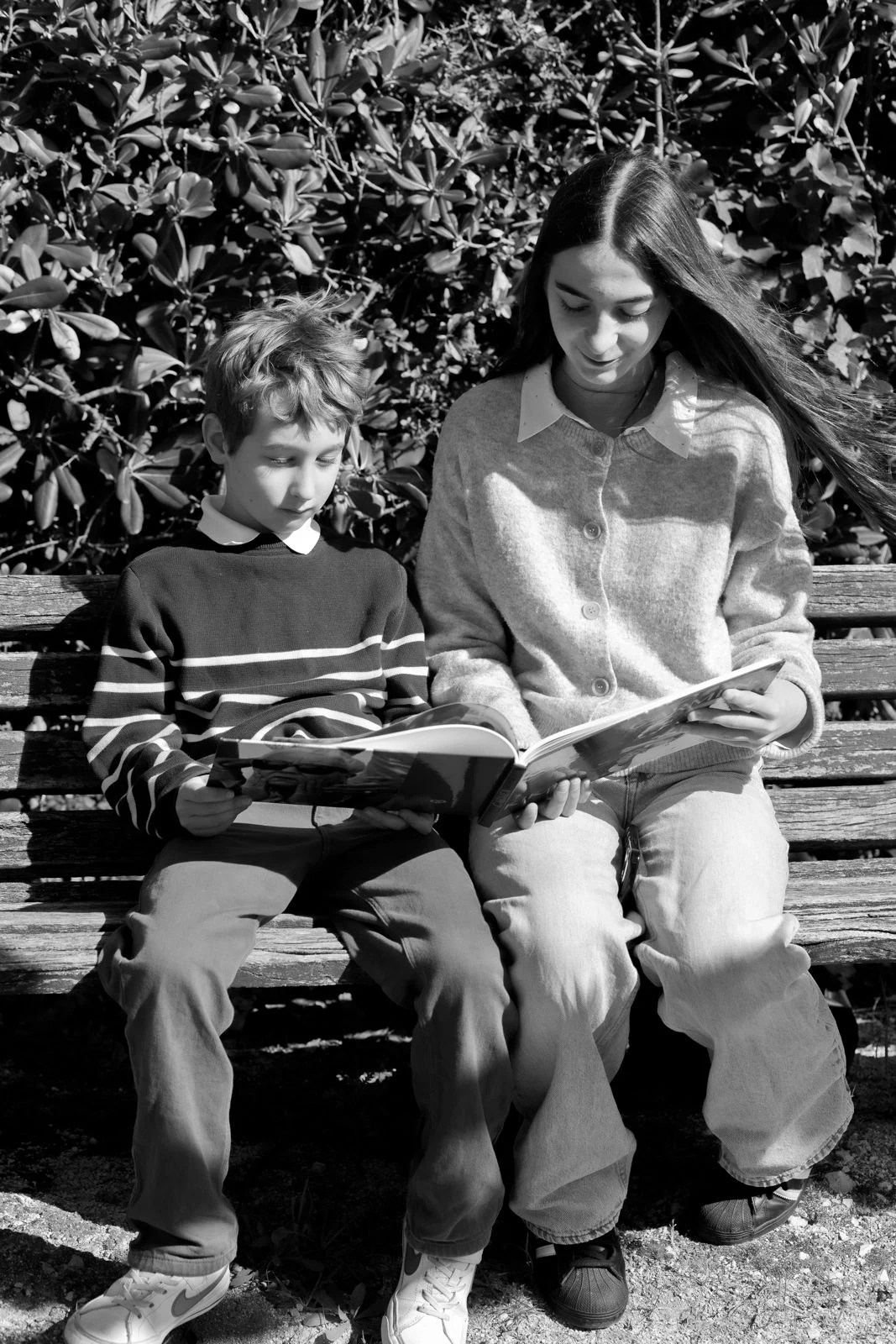Enfants en train de lire le livre personnalisé temporix sur l'histoire de leur grand mère